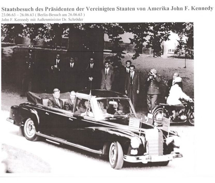 Präsident Kennedy mit Außenminister Dr. Schröder im Pullmann Landaulet
